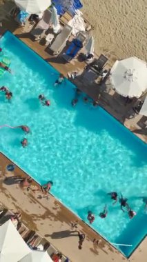4K 'daki bir Akdeniz plaj kulübünün cazibesine kapıl..