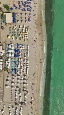 Akdeniz kıyısında 4K 'da masmavi suları olan bir sahil kulübünde huzur bul..