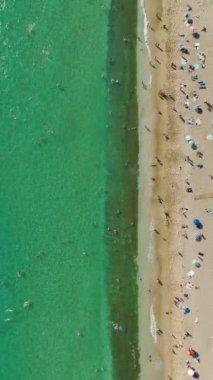 Büyüleyici 4K görseller içinde kristal masmavi deniz ile bir sahil cennetine geri çekiliyoruz..