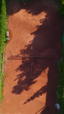 Kendini 4K 'deki turuncu çakıl tenis kortunun ihtişamına bırak..