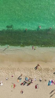 Gök mavisi denizin kıyısında 4K hazzında bir deniz deneyimi yaşamanın zevkini keşfedin..