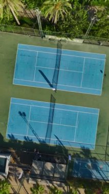 Yüksek kaliteli 4K ile göz kamaştırıcı mavi tenis kortunu keşfedin..