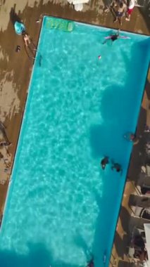 Kendini 4K 'da kristal berrak sularla dolu bir Akdeniz sahil kulübünün sükunetine bırak..