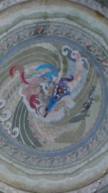 4K 'da güzelce yakalanan Batumis İtalyan meydanında bir modelin poz verişindeki zarafete tanık olun..