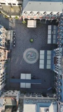 İtalya 'yı andıran Batumis İtalyan meydanında 4K kalitesinde poz veren mankenlerin zarafetini keşfedin..