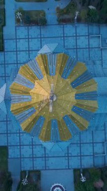 Tiflis 'in göbeğinde nefes kesici 4K' da çekilen muhteşem bir görüntü olan Sameba Tapınağı 'nda bir hava turuna çıkın..