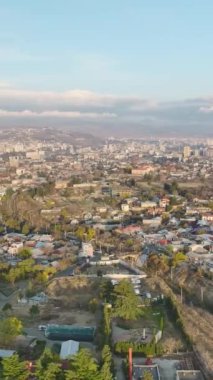 Otantik mimarinin nefes kesici 4K ile parladığı Eski Tiflis 'te bir hava turuna çıkın..