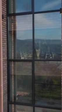 Eski Tiflis otantik mimari hazinelerinin üzerinde büyüleyici bir yolculuk yapın, büyüleyici bir şekilde filme alınmıştır.