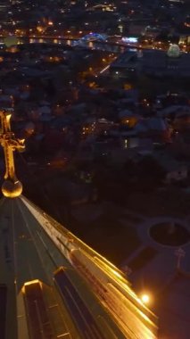 Sameba Tapınağı 'nın kuş bakışı görüntüsünü tecrübe edin, simgesel bir simge, kristal berraklığında.