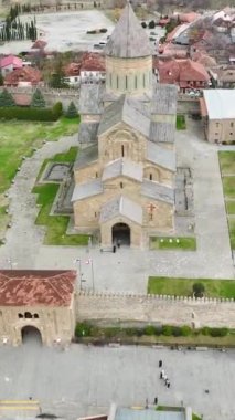 Mtskheta, Gürcistan 'ın antik güzelliğinin üzerinde süzül ve onun büyüleyici 4K cazibesine tanık ol..