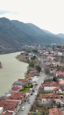 Mtskheta 'nın kuşbakışı görüntüsünü al, Gürcistan' da bir miras kasabası, büyüleyici bir şekilde yakalandı.