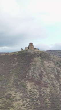 Mtskheta 'yı havadan inceleyerek, nefes kesici bir şekilde çekerek, Gürcistan mirasına eşsiz bir bakış açısı kazanacağız.