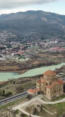 Tarihsel şehir Mtskheta 'yı dikey olarak keşfederken Gürcistan' da zamanda bir yolculuğa çıkın..