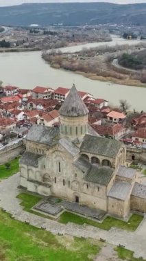 Mtskheta 'nın tarihi şehrini dikey olarak keşfederken Georgias' ın geçmişine doğru bir yolculuk yapacağız..