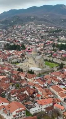 Mtskheta şehrindeki Georgias mirasını keşfetmek için bir hava yolculuğuna çıkın..