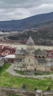 Mtskheta 'nın dikey görüntüsünü kullanarak Gürcistan' ın görkemli geçmişini keşfedin..