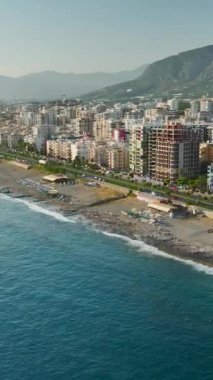 Bu dikey videoda derin mavi denizde heyecanlı deniz maceraları için turistlere katılın..