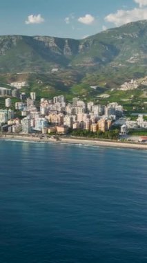 Turistler bu dikey videoda turkuaz sularda paraşütle atlarken okyanus adrenaline tanık olun..