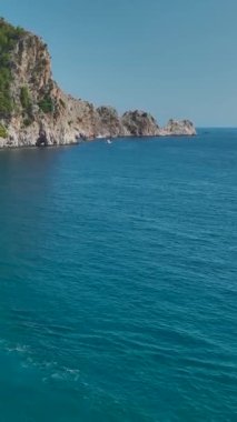 Bu rahatlatıcı dikey videoda mavi sularda yüzen beyaz yatları izlerken Akdeniz 'de huzur bulun..