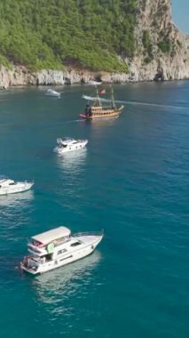 Akdeniz 'in çarpıcı manzarası ve parıldayan yatları ile kendini kıyı rüyalarına daldır.
