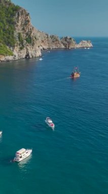 Akdeniz 'in ihtişamına tanık olun yatlar bu dikey videoda masmavi kıyı şeridini şereflendirirken.