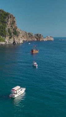 Akdeniz cennetinde bir yat cenneti keşfedin. Dikey olarak nefes kesici hava manzaraları olsun..