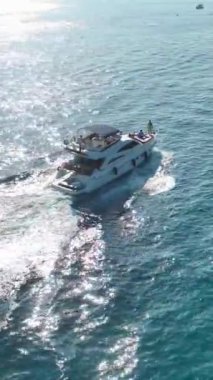 Bir yat cennetine adım atın ve büyüleyici 4K çözünürlükteki Akdeniz kıyılarına hayran olun..