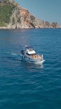 Bu dikey videoda mavi deniz ve zarif yatlarla kıyı harikalarını keşfedin..