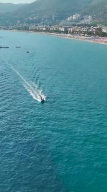 Akdeniz 'in zarafetini dikey formatında gösteren kıyı büyüsüne tanık olun..