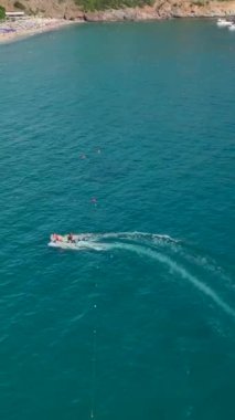 Gök mavisi Akdeniz kıyı şeridi boyunca 4K çözünürlüğünde bir yat vahası keşfedin..