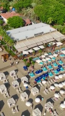 Sahildeki parklar ve dikey tarzda heyecan verici su deneyimleriyle dolu bir Akdeniz vahası keşfedin..