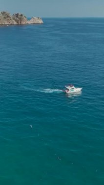 Kendinizi 4K 'da Akdeniz' e karşı kurulmuş bir yat cennetinin dinginliğine bırakın..