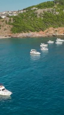 Gök mavisi sulara ve çarpıcı kıyı manzaralarına kaçmak için yatlar Akdeniz boyunca dikey bir şekilde yelken açıyorlar..