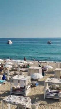 Gök mavisi denizde adrenalin dolu bir deniz macerası yaşayan turistlerin kuş bakışı bakışlarından keyif almak..