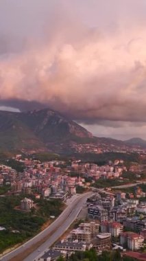 Akdeniz 'in ihtişamını tecrübe edin. Şehir manzarası mükemmel bir günbatımının renklerinde dikey formatlarda yıkanırken..