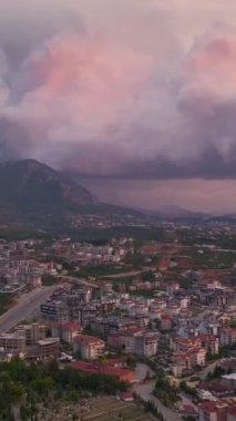 Bir Akdeniz günbatımının sihrini yaşayın şehri mükemmel deniz renkleriyle dikey olarak resmederken..