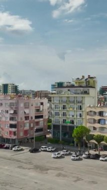 Görkemli konut kompleksini ve şehir manzarasını davetkar havuzlar ve dikey formatlarda büyüleyici çardaklarla keşfedin..