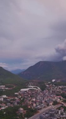Kendinizi Akdeniz kıyısında bir şehir günbatımının ihtişamına daldırın. Bu dikey videoda denizlerin ideal renklerini gösterin..