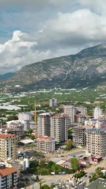 Huzurlu bir konut kompleksinde sakin bir hava turu ve dikey olarak büyüleyici bir şehir manzarası..