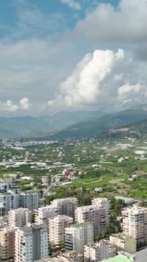 Dikey videoda dikkat çekici bir konut kompleksi içinde havuz başındaki mutluluğa ve şehrin çevresine bir göz atın..