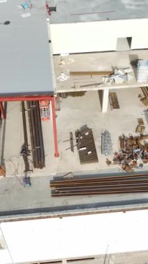 Tepeden tırnağa inşa edilen bir alışveriş merkezinin dikey ilerlemesine tanık olun..