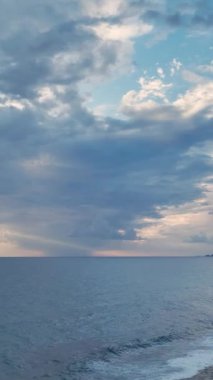 Akdeniz 'de dikey bir günbatımı sırasında bulutların ihtişamıyla büyülenmek..