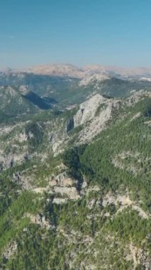Dağların tepesindeki fotoşopun güzelliğine tanık olun çarpıcı hava perspektifleriyle.