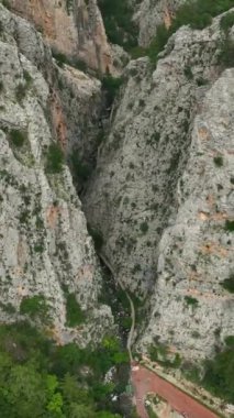 Yeşil Kanyon 'u, heybetli dağ zirveleriyle çevrili, dikey bir bakış açısıyla keşfedin..