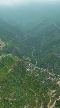 Yeşil Kanyon 'un nefes kesici hava manzarası ve dağlık çevresinin dikey görüntüsüyle yukarıdan gelen heybetli kanyona tanık olun..