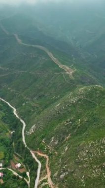 Yeşil Kanyon 'un gizli sığınağını hava perspektifinden keşfedin. Etrafı, dikey olarak sarılmış dağ tepeleriyle çevrilidir..