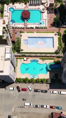 Dikey formatta geniş gök mavisi havuzlarla çevrili vaha benzeri yeni yerleşim yerlerinin tadını çıkarın..