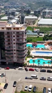 Bu dikey videoda büyük gök mavisi havuzlarının bulunduğu çarpıcı yeni yerleşim yerlerini keşfedin..