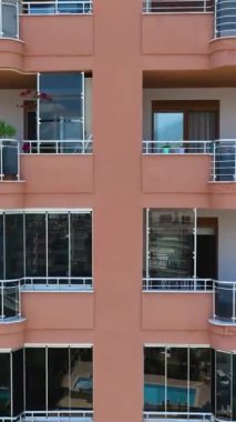 Havuz kenarındaki bir limana dalın ve dikey stildeki yeni yerleşim yerlerini hava yoluyla keşfedin..