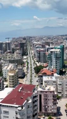 Havuz kenarındaki inzivaya çekilmenin özünü bu dikey videoda yeni yerleşim yerlerini gösteren bir panorama ile yakalayın..